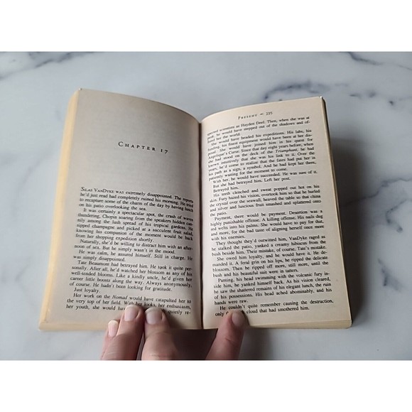 The Reef by Nora Roberts Soft cover - Picture 8 of 10